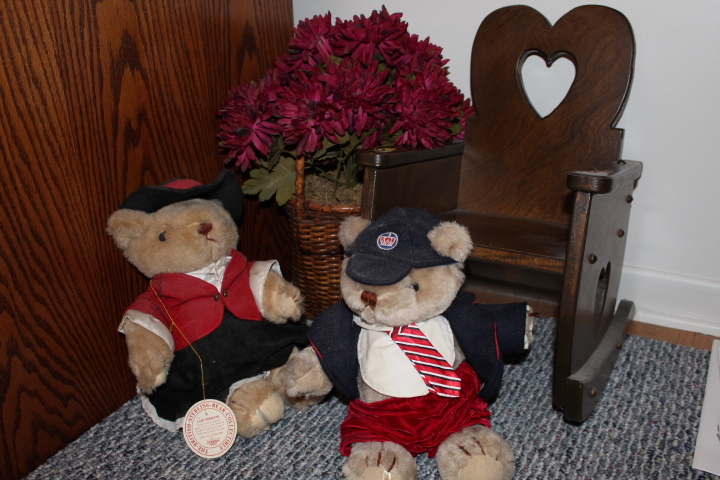 lot 211 image: Decorative Rocking Chair and Bears Lot