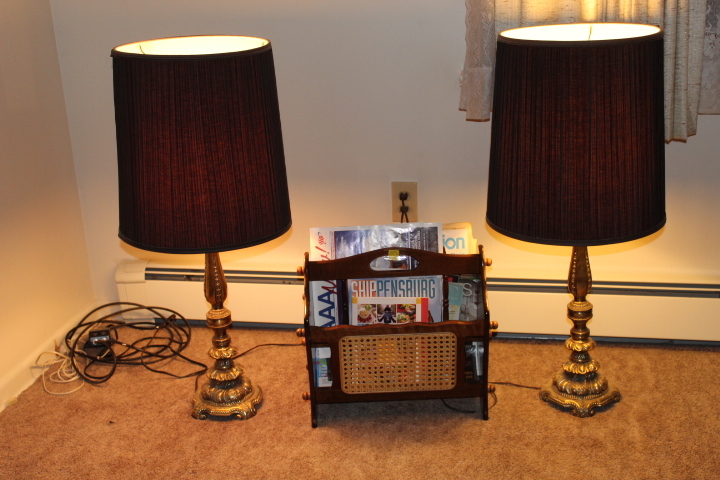 lot 213 image: Lamps and Magazine Rack Lot
