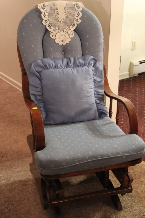 lot 29 image: Glider Rocker Chair