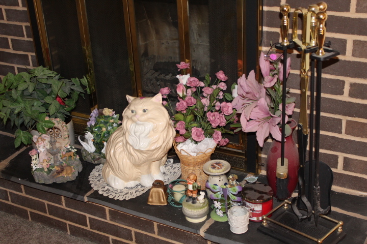 lot 219 image: Decoration Lot and Fireplace Set