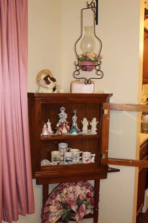 lot 224 image: Figurines  Coffee Cups  Decorations Lot