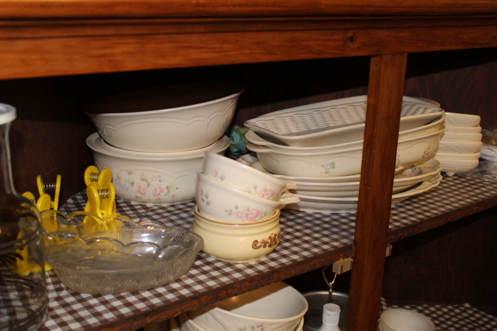 lot 229 image: Shelf Lot of Glassware