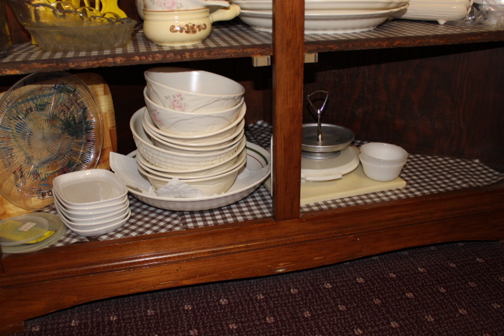 lot 230 image: Shelf Lot of Glassware