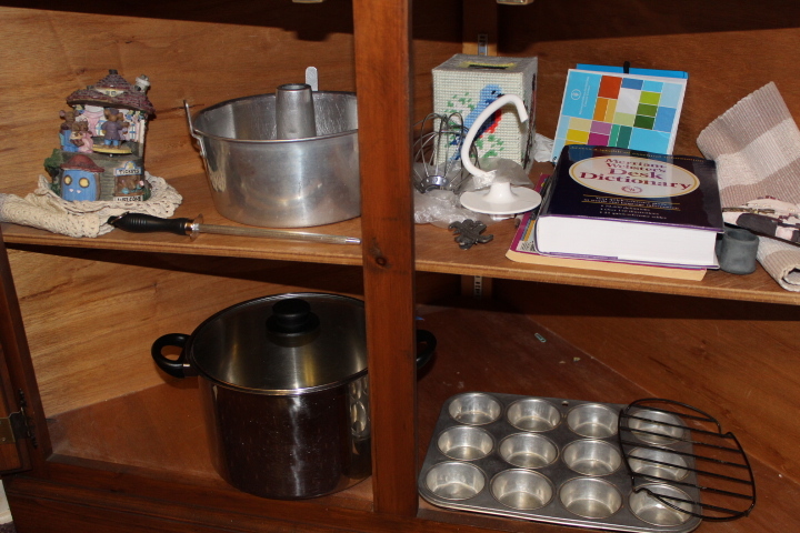 lot 231 image: Shelf Lot