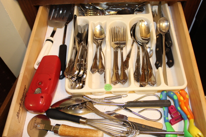 lot 250 image: Drawer Lot
