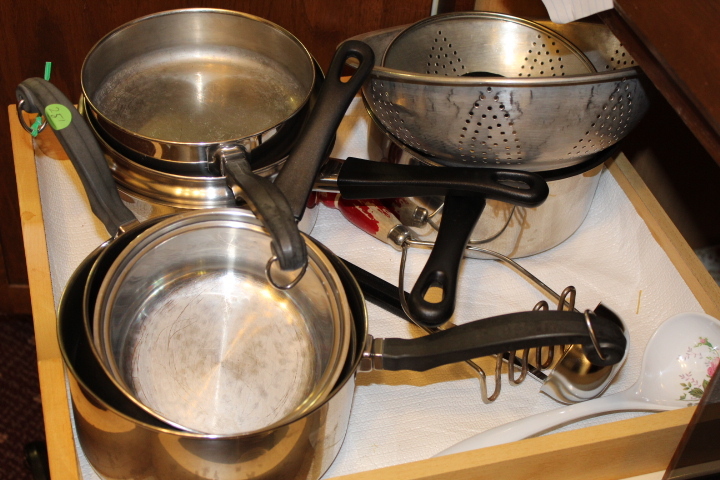 lot 251 image: Cabinet Lot Contents