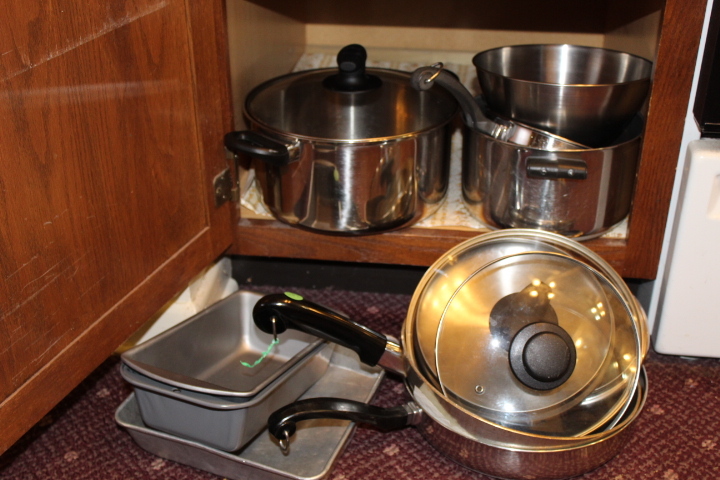 lot 252 image: Cabinet Lot Contents