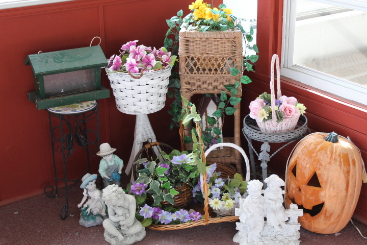 lot 259 image: Decoration Lot