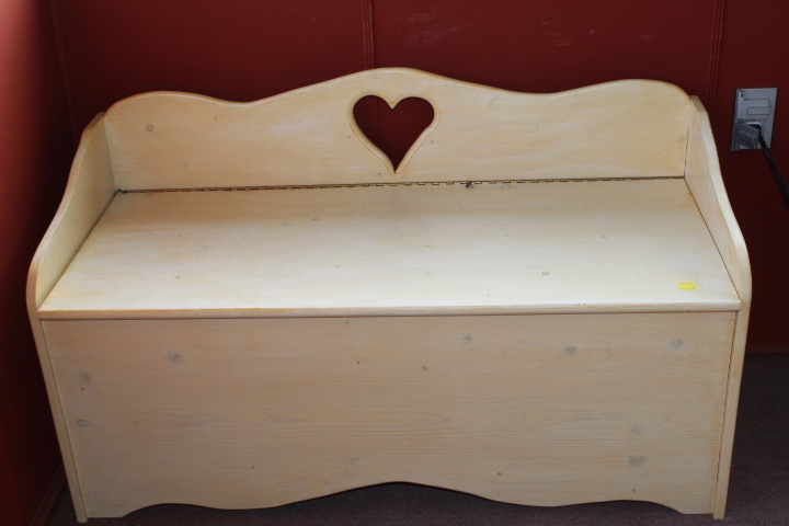lot 35 image: Toy Box