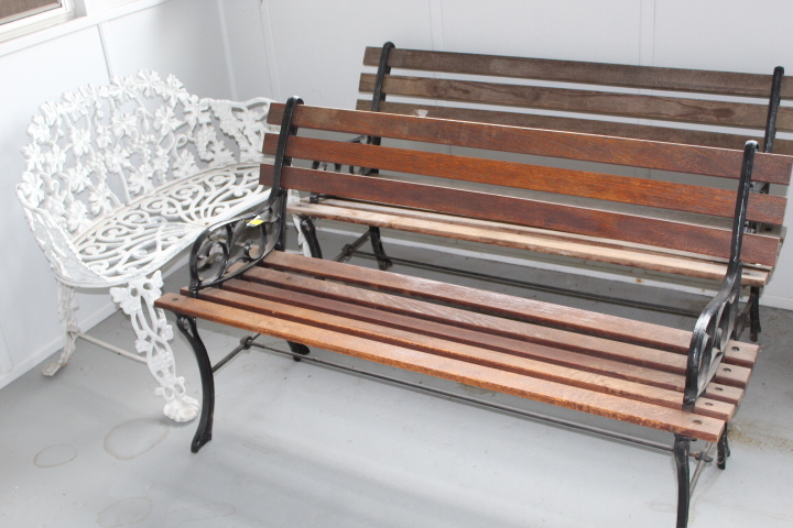 lot 261 image: Bench Lot