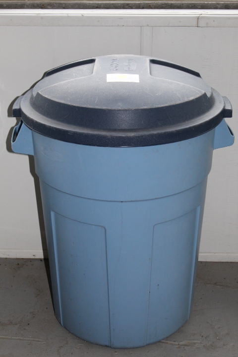 lot 263 image: Rubbermaid Rough Neck Trash Can