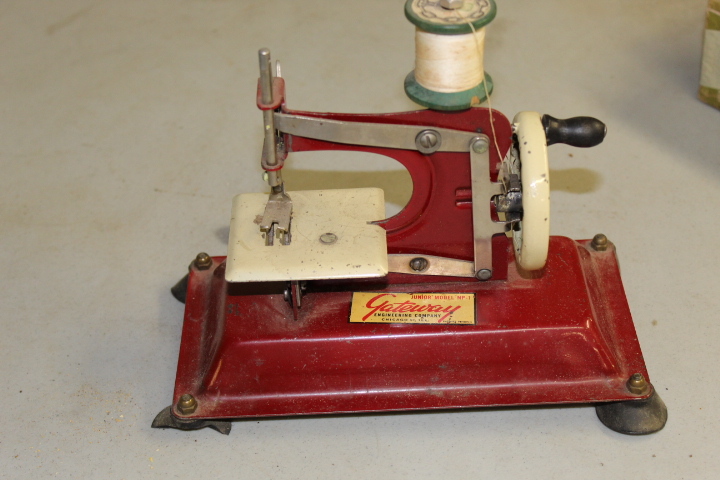 lot 73 image: Mini Manual Sewing Machine