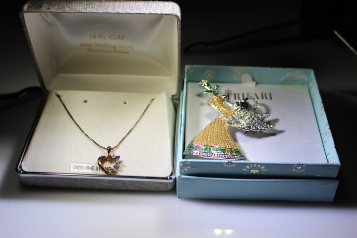 lot 151 image: Necklace and Broach