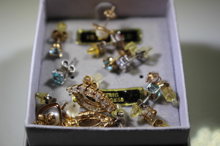 lot 153 image: 1 box of ear rings