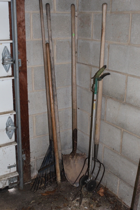 lot 113 image: Garden Tool Lot
