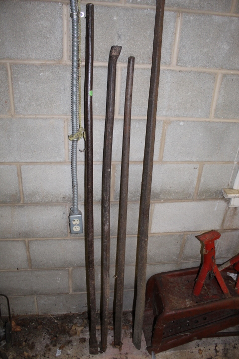 lot 114 image: Digging Bar Lot