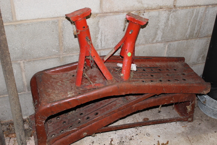 lot 115 image: Car Ramp and Stand Lot
