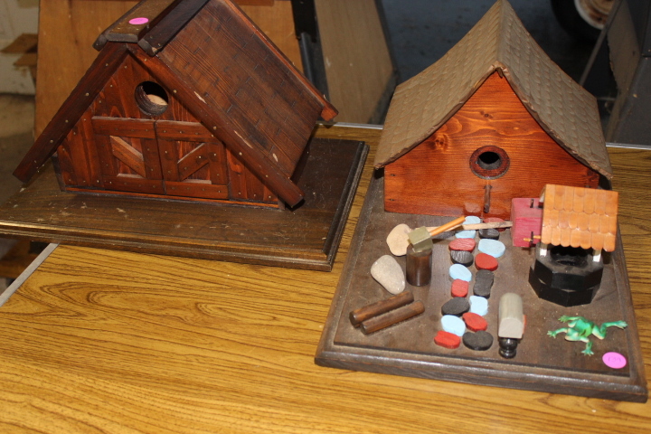 lot 139 image: Bird House Clock Lot