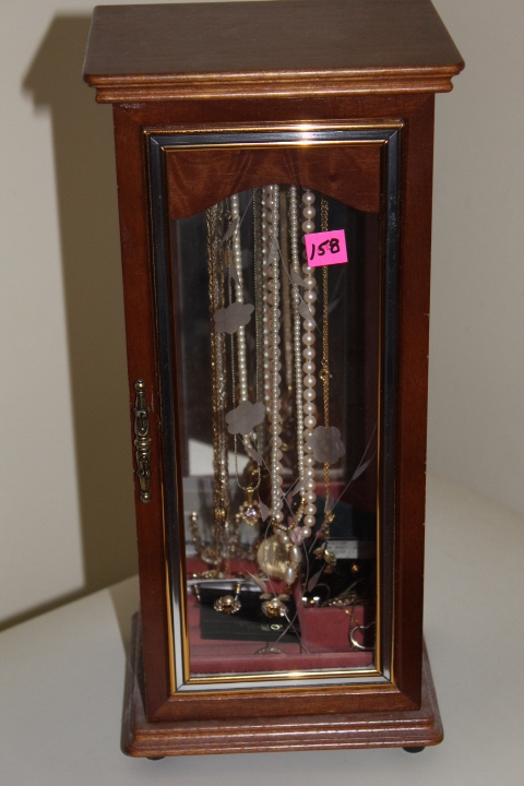 lot 158 image: Jewelry Chest with jewelry