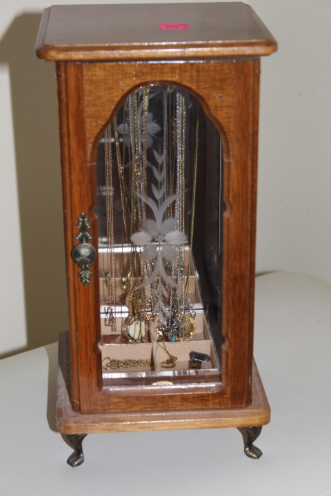lot 159 image: Jewelry Chest with jewelry