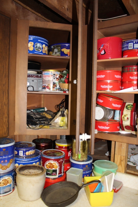 lot 270 image: Wagner Skillet Pan  Cookie Tins  Radios  Tape Recorder  Tupperware Lot