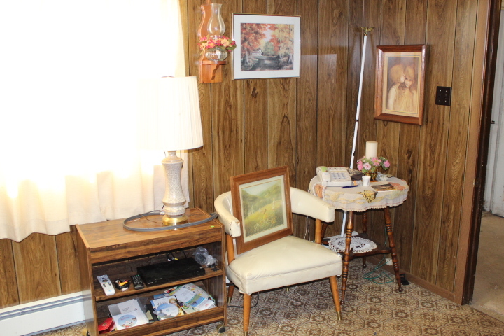 lot 275 image: Office  Decorations  Table Lot