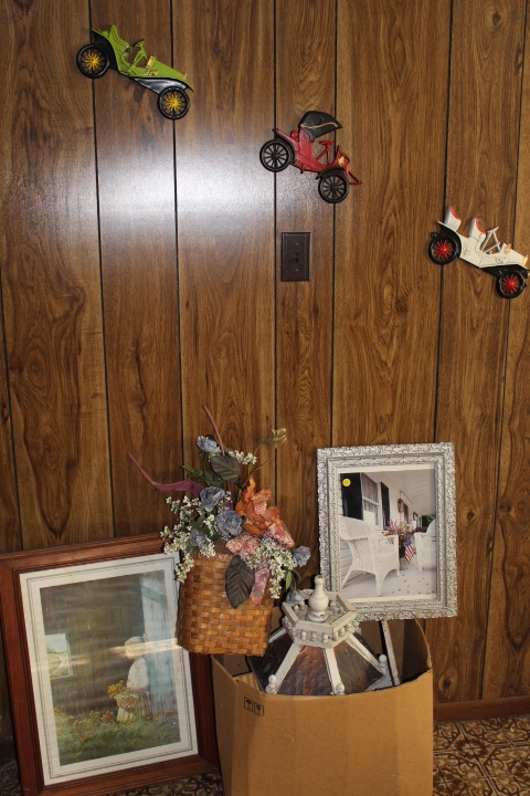 lot 276 image: Decorations Lot