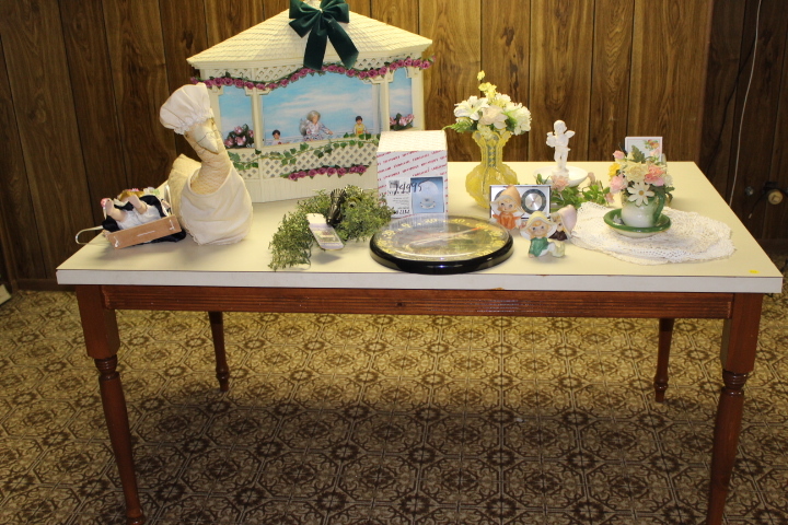 lot 277 image: Table and Decorations Lot
