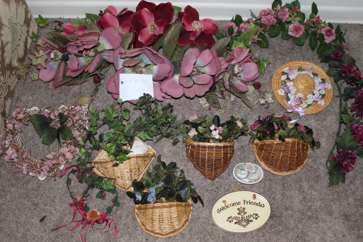 lot 190 image: Decoration Lot
