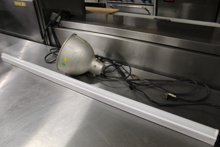 lot 75 image: Heat lamp & Strip light Lot