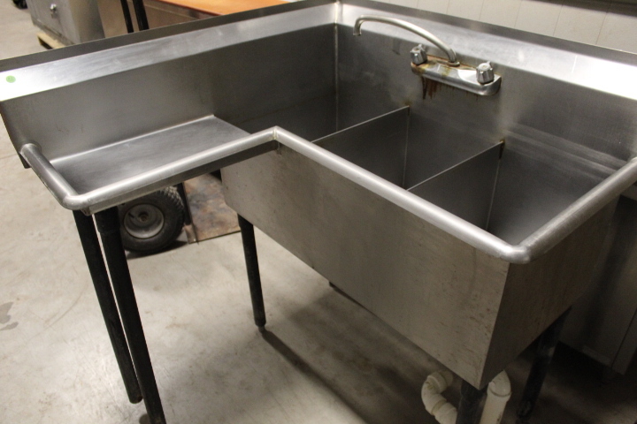 lot 87 image: L Shaped 3 Bowl Sink