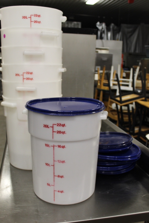 lot 107 image: 22 Qt. Food storage containers