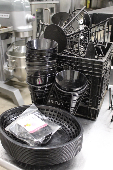 lot 112 image: Appetizer servers Lot