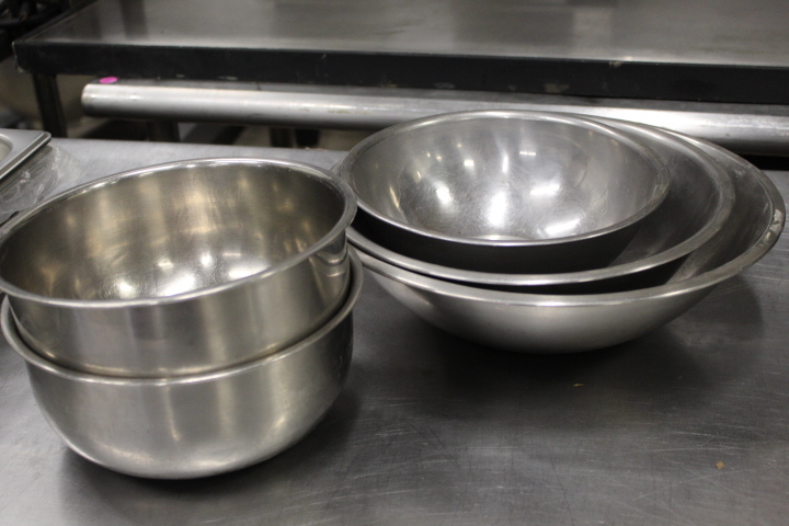 lot 125 image: Mixing Bowl Lot