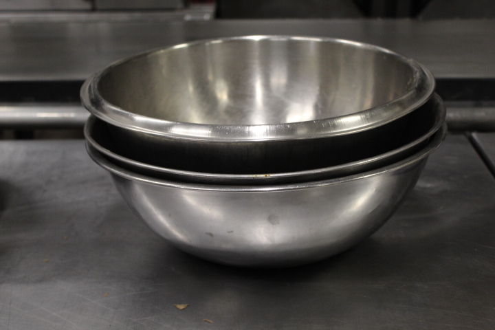 lot 126 image: Large mixing bowl lot
