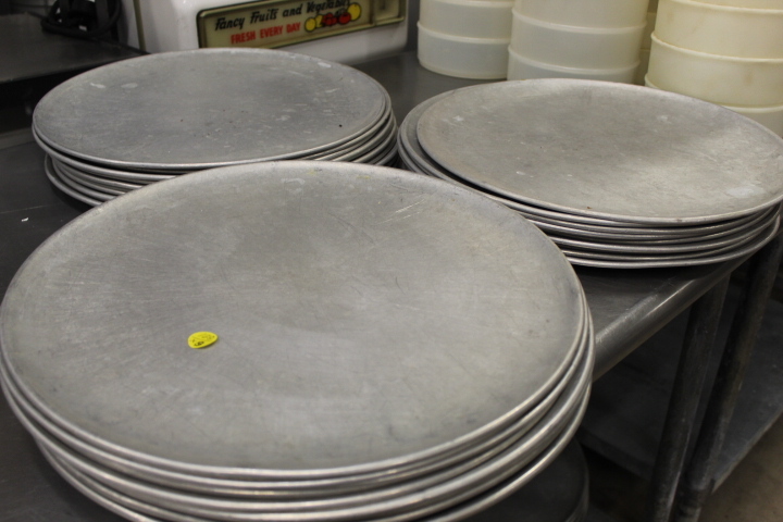 lot 128 image: 16 Pizza Pans