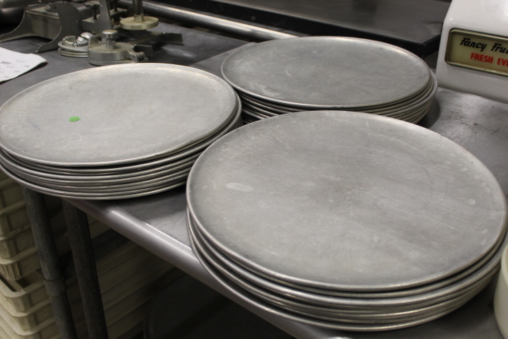 lot 129 image: 16 Pizza Pans