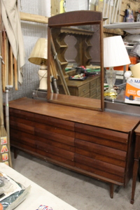 lot 24C image: Dresser w mirror