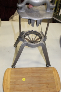 lot 74A image: Orange  Lemon Wedger and Bamboo Cutting Board Lot