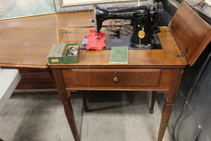 lot 98 image: Vintage Singer Sewing Machine