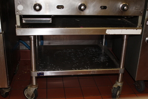 lot 4 image: 3 Gill Stand on casters