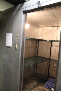 lot 7 image: 6 x 8 WALK IN COOLER w self contained drop in refrigeration and floor