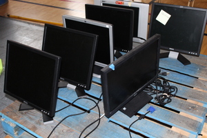 lot 32 image: Computer Screen Lot