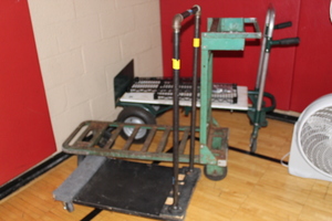 lot 40 image: Utility Cart Lot