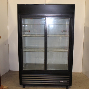 lot 23 image: Double Sliding Door Cooler Merchandiser