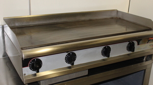 lot 22 image: 4 Flat top grill  griddle w THERMOSTATS by APW Wyott