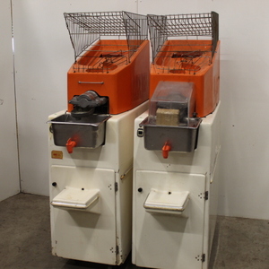lot 30 image: JUICE TREE - Orange Juicer Machine LOT