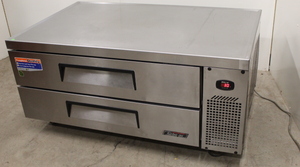 lot 32 image: Refrigerated CHEF BASE