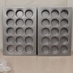 lot 171 image: Heavy Duty Muffin pans - New