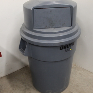 lot 205 image: Rubbermaid Trash Can wDome Lid